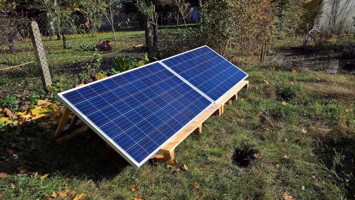 Zwei Photovoltaikmodule in einem Garten